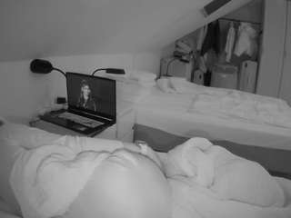 voyeurcam-julmodels-bed-4 live cam profile
