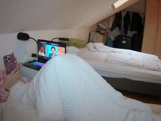 Julmodels Bedroom-D4 live webcam on Soda Cams