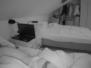 voyeurcam-julmodels-bed-4 live cam profile