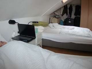 voyeurcam-julmodels-bed-4 live cam profile