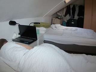 voyeurcam-julmodels-bed-4 live cam profile