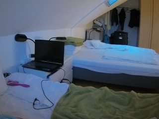 le modèle voyeurcam-julmodels-bed-4 est en webcam porno dans un show sur le site camsoda, il possède les tags suivants: amateur,flash,flashing,hidden,hidden cam,julmodels-house,pov,sexwebcam,voyeur,hd