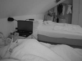 voyeurcam-julmodels-bed-4 live cam profile