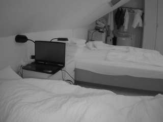 voyeurcam-julmodels-bed-4