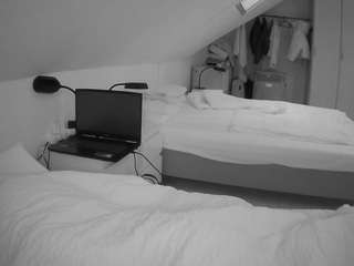 voyeurcam-julmodels-bed-4 webcam