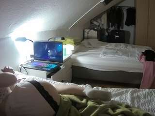 voyeurcam-julmodels-bed-4 webcam