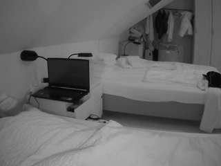 voyeurcam-julmodels-bed-4 webcam