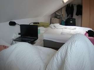voyeurcam-julmodels-bed-4 webcam