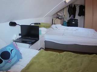 voyeurcam-julmodels-bed-4 webcam