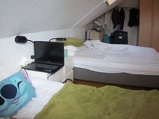 voyeurcam-julmodels-bed-4 webcam