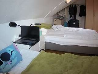 voyeurcam-julmodels-bed-4 webcam