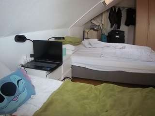 voyeurcam-julmodels-bed-4 camsoda