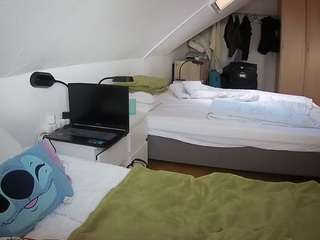 voyeurcam-julmodels-bed-4 webcam