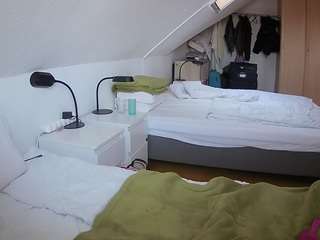 voyeurcam-julmodels-bed-4 webcam