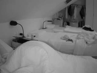 voyeurcam-julmodels-bed-4