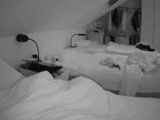 voyeurcam-julmodels-bed-4 webcam