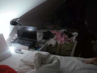 voyeurcam-julmodels-bed-4 webcam