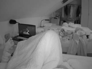 voyeurcam-julmodels-bed-4