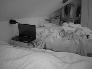 voyeurcam-julmodels-bed-4 webcam