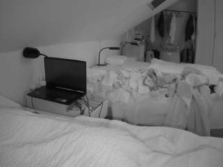 voyeurcam-julmodels-bed-4