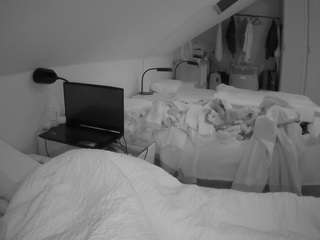 voyeurcam-julmodels-bed-4