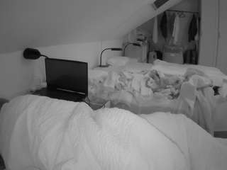voyeurcam-julmodels-bed-4