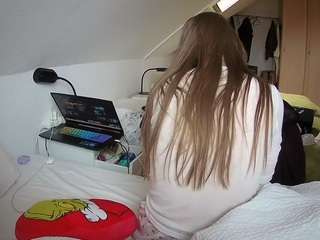 voyeurcam-julmodels-bed-4 webcam