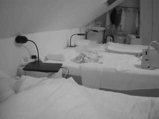 voyeurcam-julmodels-bed-4 webcam