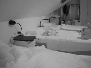 voyeurcam-julmodels-bed-4 camsoda