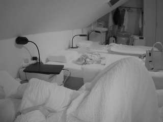voyeurcam-julmodels-bed-4