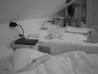 voyeurcam-julmodels-bed-4 webcam