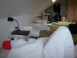 voyeurcam-julmodels-bed-4 webcam