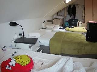 voyeurcam-julmodels-bed-4