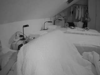 voyeurcam-julmodels-bed-4 webcam