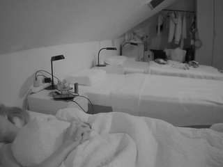 voyeurcam-julmodels-bed-4's CamSoda show and profile