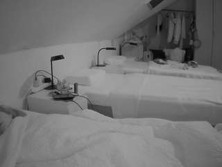 voyeurcam-julmodels-bed-4 webcam