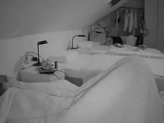 voyeurcam-julmodels-bed-4 webcam
