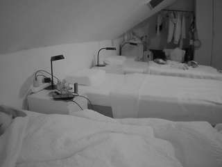 voyeurcam-julmodels-bed-4 webcam