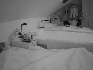 voyeurcam-julmodels-bed-4 webcam