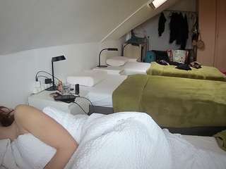 voyeurcam-julmodels-bed-4 webcam