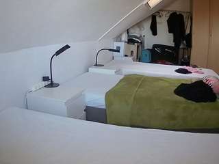 voyeurcam-julmodels-bed-4's CamSoda show and profile