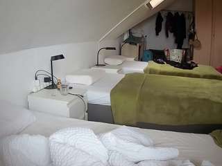 voyeurcam-julmodels-bed-4 webcam