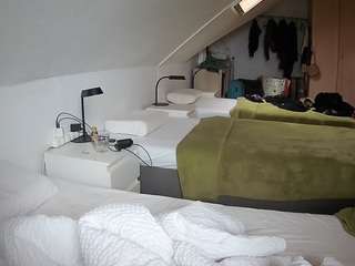 voyeurcam-julmodels-bed-4 webcam