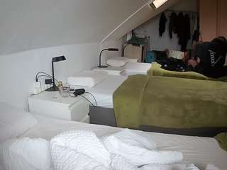 voyeurcam-julmodels-bed-4 webcam