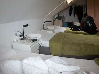 voyeurcam-julmodels-bed-4 webcam