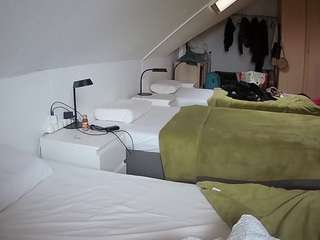 voyeurcam-julmodels-bed-4 webcam