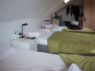 voyeurcam-julmodels-bed-4 webcam