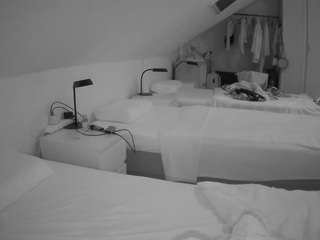 voyeurcam-julmodels-bed-4 webcam