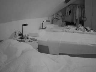 voyeurcam-julmodels-bed-4 webcam