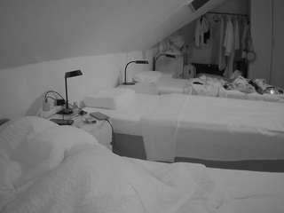 voyeurcam-julmodels-bed-4 webcam